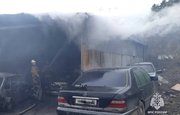 В Уфе в пожаре пострадал мужчина и сгорели три авто