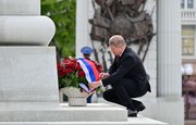 Глава республики в День Победы возложил цветы к памятнику Шаймуратова