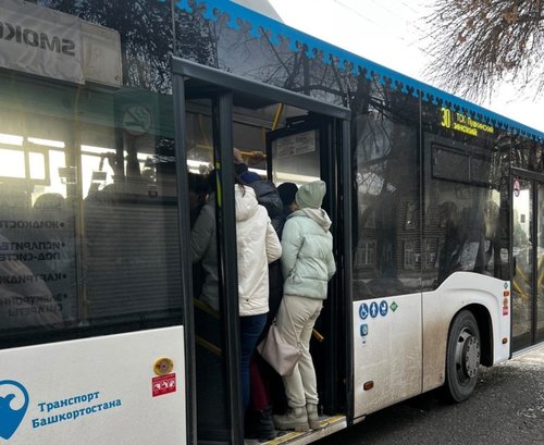 «Свободные места только на крыше»: Уфимка опубликовала фото переполненного автобуса