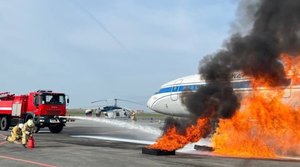 Сотрудники МЧС потушили «пожар» в аэропорту Уфы