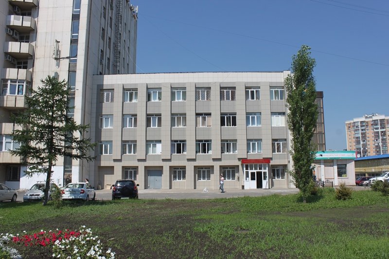 В Октябрьском районе Уфы продолжается ремонт фасадов предприятий и организаций