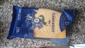 Жительница Уфы купила сыр с неприятным «сюрпризом»