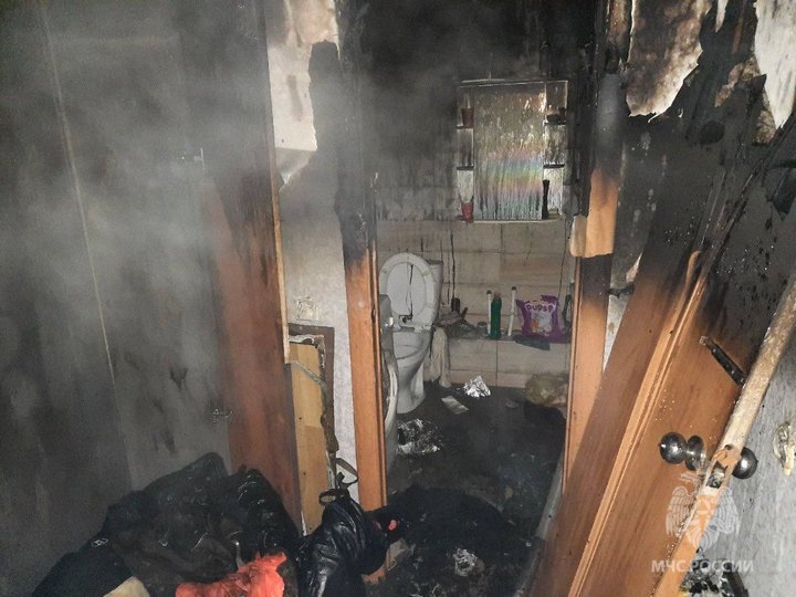В Уфе во время пожара в доме спасли 36 человек