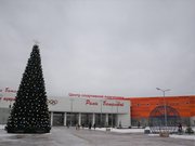 Новогодние ели установили на основных площадках в Ленинском районе Уфы