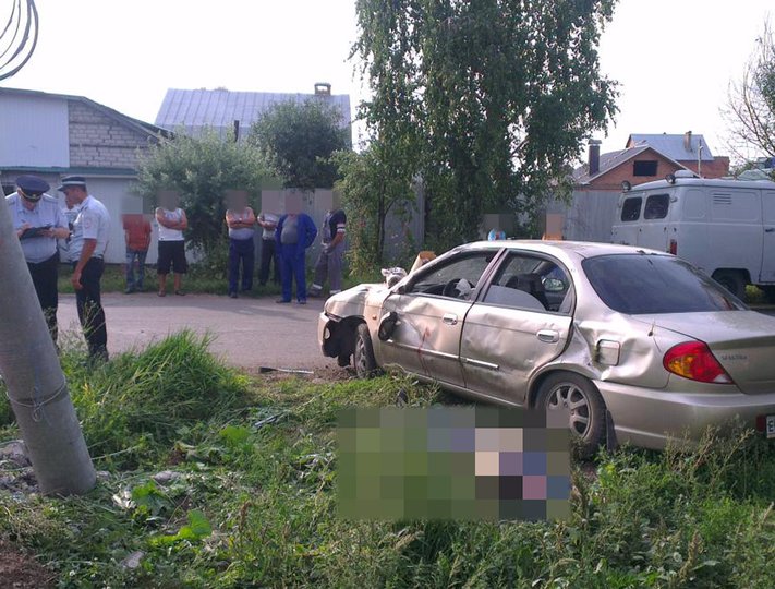 В Башкирии водитель Kia Spectra скончался, врезавшись в электроопору